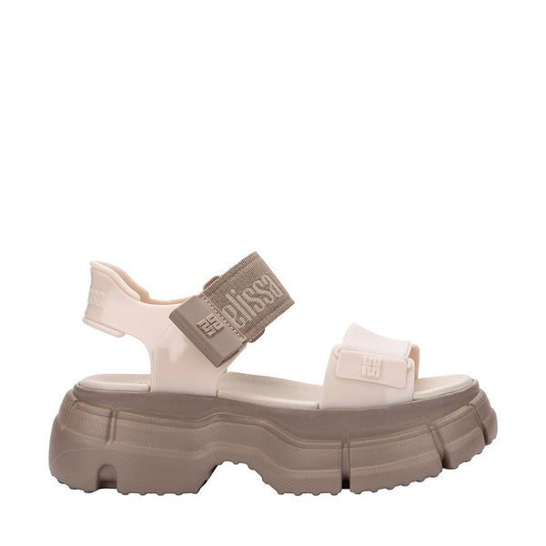 Sandália Melissa Pulse na cor bege, com tiras largas, solado robusto e fechamento ajustável no tornozelo. Produzida em Melflex, combina conforto, durabilidade e estilo urbano, ideal para looks casuais modernos e cheios de personalidade