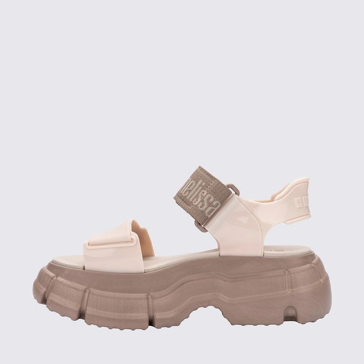 Sandália Melissa Pulse na cor bege, com tiras largas, solado robusto e fechamento ajustável no tornozelo. Produzida em Melflex, combina conforto, durabilidade e estilo urbano, ideal para looks casuais modernos e cheios de personalidade