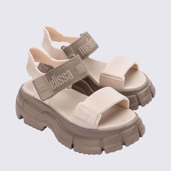 Sandália Melissa Pulse na cor bege, com tiras largas, solado robusto e fechamento ajustável no tornozelo. Produzida em Melflex, combina conforto, durabilidade e estilo urbano, ideal para looks casuais modernos e cheios de personalidade
