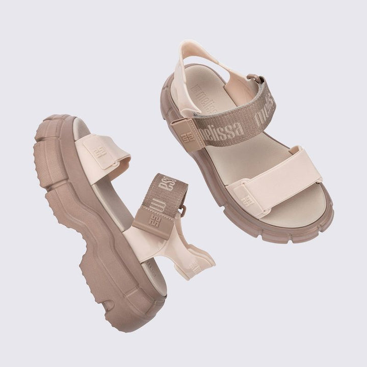 Sandália Melissa Pulse na cor bege, com tiras largas, solado robusto e fechamento ajustável no tornozelo. Produzida em Melflex, combina conforto, durabilidade e estilo urbano, ideal para looks casuais modernos e cheios de personalidade