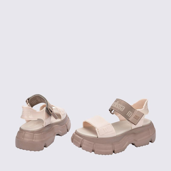 Sandália Melissa Pulse na cor bege, com tiras largas, solado robusto e fechamento ajustável no tornozelo. Produzida em Melflex, combina conforto, durabilidade e estilo urbano, ideal para looks casuais modernos e cheios de personalidade