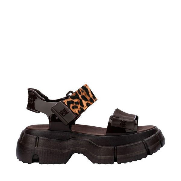 Sandália Melissa Pulse na cor marrom, com tiras largas, solado robusto e fecho ajustável no tornozelo. Produzida em Melflex, é resistente, confortável e perfeita para compor looks urbanos com estilo marcante e moderno