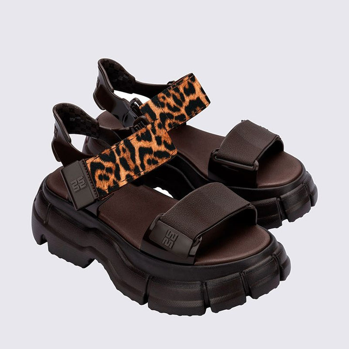 Sandália Melissa Pulse na cor marrom, com tiras largas, solado robusto e fecho ajustável no tornozelo. Produzida em Melflex, é resistente, confortável e perfeita para compor looks urbanos com estilo marcante e moderno