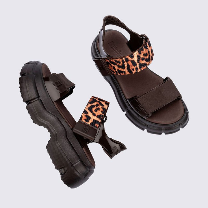 Sandália Melissa Pulse na cor marrom, com tiras largas, solado robusto e fecho ajustável no tornozelo. Produzida em Melflex, é resistente, confortável e perfeita para compor looks urbanos com estilo marcante e moderno