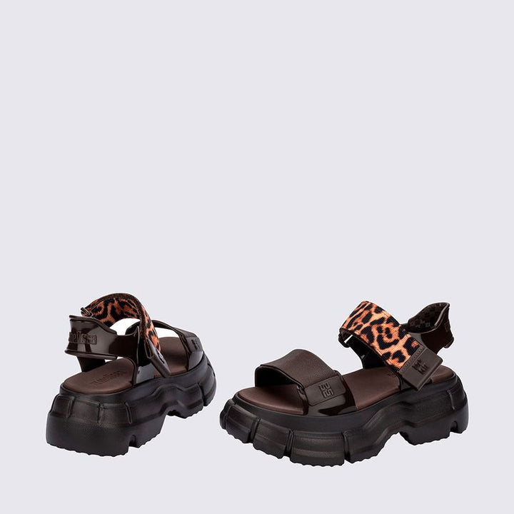 Sandália Melissa Pulse na cor marrom, com tiras largas, solado robusto e fecho ajustável no tornozelo. Produzida em Melflex, é resistente, confortável e perfeita para compor looks urbanos com estilo marcante e moderno