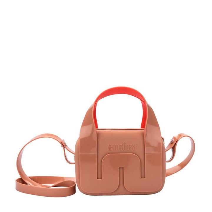 Bolsa Melissa Station Bag nas cores marrom e vermelho, com formato estruturado, alça ajustável e fechamento por zíper – acessório moderno, prático e estiloso para o dia a dia.

Palavra-chave principal:
Melissa Station Bag

Palavras-chave relacionadas:
Melissa 34451, bolsa marrom vermelha, bolsa estruturada Melissa, Melissa com alça ajustável, bolsa feminina com zíper, acessório Melissa, bolsa prática e moderna, Melissa fashion, bolsa casual, bolsa estilosa Melissa