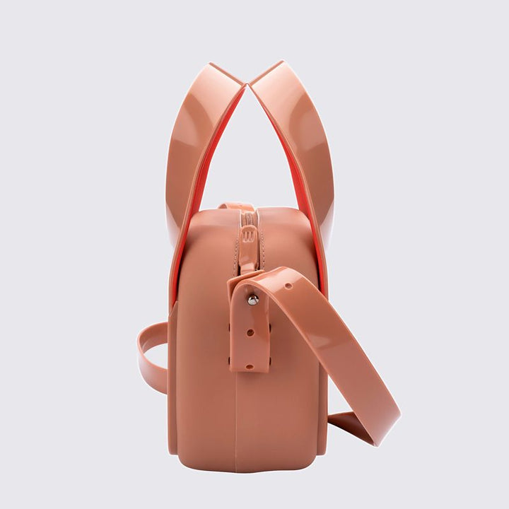 Bolsa Melissa Station Bag nas cores marrom e vermelho, com formato estruturado, alça ajustável e fechamento por zíper – acessório moderno, prático e estiloso para o dia a dia.

Palavra-chave principal:
Melissa Station Bag

Palavras-chave relacionadas:
Melissa 34451, bolsa marrom vermelha, bolsa estruturada Melissa, Melissa com alça ajustável, bolsa feminina com zíper, acessório Melissa, bolsa prática e moderna, Melissa fashion, bolsa casual, bolsa estilosa Melissa