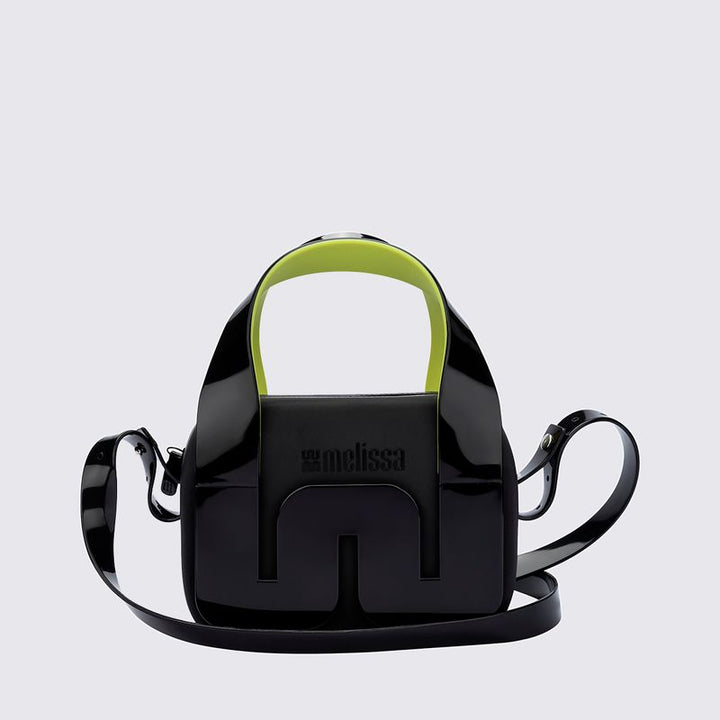 Bolsa Melissa Station Bag nas cores preto e verde, com formato estruturado, alça ajustável e fechamento por zíper – acessório moderno, versátil e prático para o dia a dia.

Palavra-chave principal:
Melissa Station Bag

Palavras-chave relacionadas:
Melissa 34451, bolsa preto verde, bolsa estruturada Melissa, Melissa com alça ajustável, bolsa feminina com zíper, acessório Melissa, bolsa casual e moderna, bolsa prática Melissa, Melissa fashion, bolsa estilosa