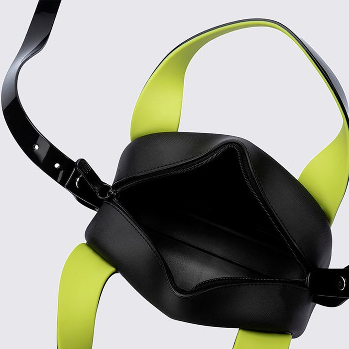 Bolsa Melissa Station Bag nas cores preto e verde, com formato estruturado, alça ajustável e fechamento por zíper – acessório moderno, versátil e prático para o dia a dia.

Palavra-chave principal:
Melissa Station Bag

Palavras-chave relacionadas:
Melissa 34451, bolsa preto verde, bolsa estruturada Melissa, Melissa com alça ajustável, bolsa feminina com zíper, acessório Melissa, bolsa casual e moderna, bolsa prática Melissa, Melissa fashion, bolsa estilosa