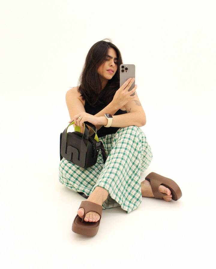 Bolsa Melissa Station Bag nas cores preto e verde, com formato estruturado, alça ajustável e fechamento por zíper – acessório moderno, versátil e prático para o dia a dia.

Palavra-chave principal:
Melissa Station Bag

Palavras-chave relacionadas:
Melissa 34451, bolsa preto verde, bolsa estruturada Melissa, Melissa com alça ajustável, bolsa feminina com zíper, acessório Melissa, bolsa casual e moderna, bolsa prática Melissa, Melissa fashion, bolsa estilosa