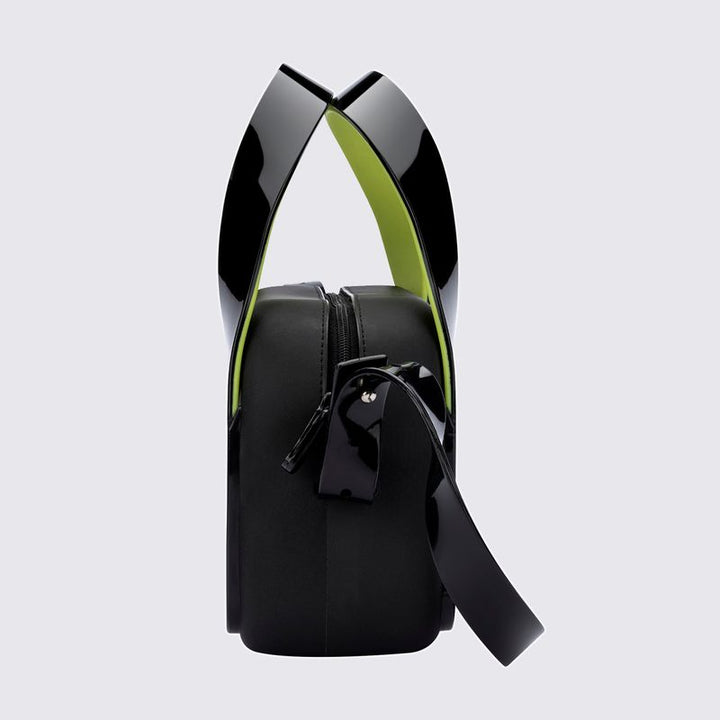 Bolsa Melissa Station Bag nas cores preto e verde, com formato estruturado, alça ajustável e fechamento por zíper – acessório moderno, versátil e prático para o dia a dia.

Palavra-chave principal:
Melissa Station Bag

Palavras-chave relacionadas:
Melissa 34451, bolsa preto verde, bolsa estruturada Melissa, Melissa com alça ajustável, bolsa feminina com zíper, acessório Melissa, bolsa casual e moderna, bolsa prática Melissa, Melissa fashion, bolsa estilosa
