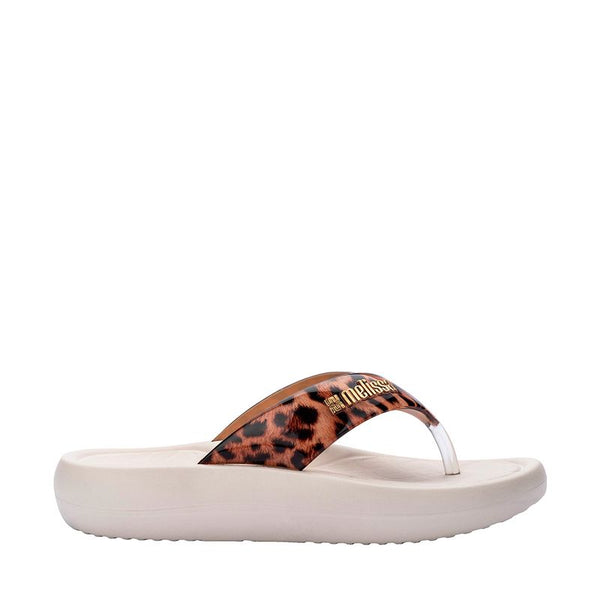 Melissa Station Flip Flop Adulto Bege 36045 é aquele modelo que mistura praticidade com um toque fashionista, do jeitinho que a gente ama. Com design leve, acabamento brilhante e palmilha macia, ele é o par perfeito pra te acompanhar do rolê despretensioso até o lookinho mais arrumadinho de verão