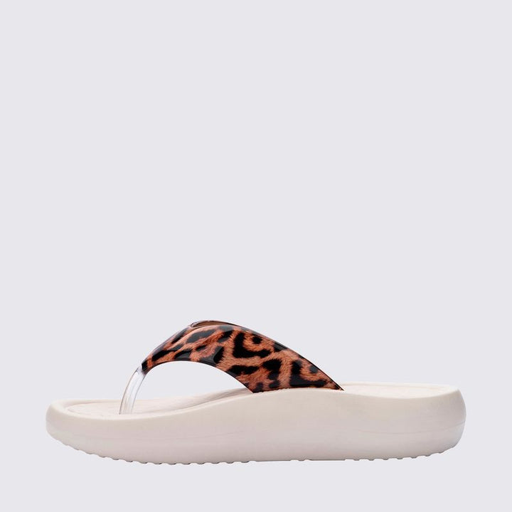 Melissa Station Flip Flop Adulto Bege 36045 é aquele modelo que mistura praticidade com um toque fashionista, do jeitinho que a gente ama. Com design leve, acabamento brilhante e palmilha macia, ele é o par perfeito pra te acompanhar do rolê despretensioso até o lookinho mais arrumadinho de verão