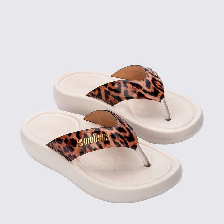Melissa Station Flip Flop Adulto Bege 36045 é aquele modelo que mistura praticidade com um toque fashionista, do jeitinho que a gente ama. Com design leve, acabamento brilhante e palmilha macia, ele é o par perfeito pra te acompanhar do rolê despretensioso até o lookinho mais arrumadinho de verão