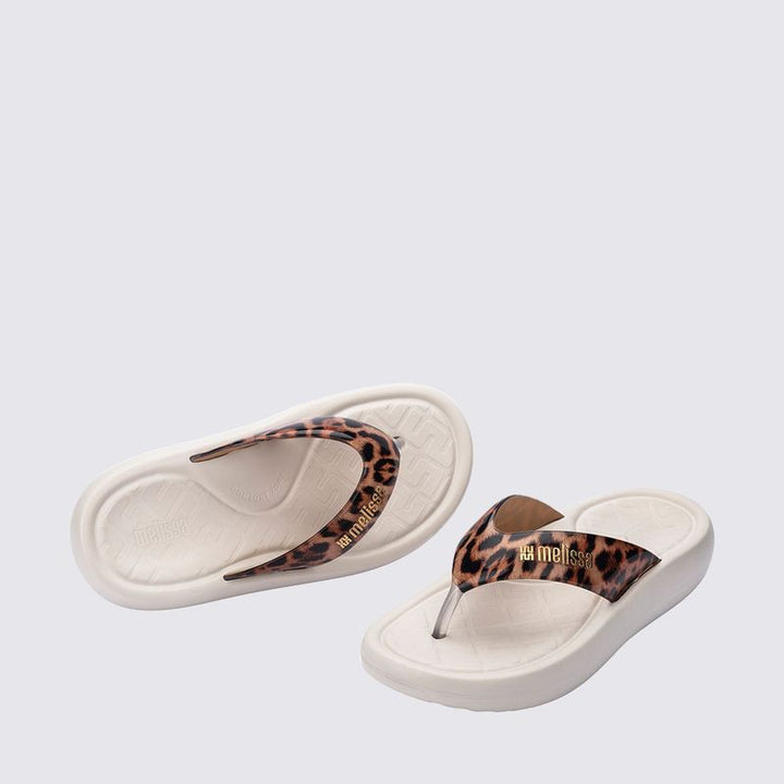 Melissa Station Flip Flop Adulto Bege 36045 é aquele modelo que mistura praticidade com um toque fashionista, do jeitinho que a gente ama. Com design leve, acabamento brilhante e palmilha macia, ele é o par perfeito pra te acompanhar do rolê despretensioso até o lookinho mais arrumadinho de verão