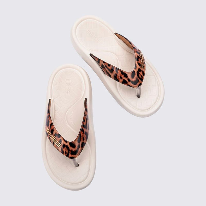Melissa Station Flip Flop Adulto Bege 36045 é aquele modelo que mistura praticidade com um toque fashionista, do jeitinho que a gente ama. Com design leve, acabamento brilhante e palmilha macia, ele é o par perfeito pra te acompanhar do rolê despretensioso até o lookinho mais arrumadinho de verão