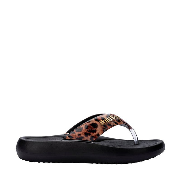 Chinelo adulto Melissa Station Flip Flop na cor preta, com acabamento fosco e design minimalista. Feito em material Melflex, leve, macio e confortável, possui tiras finas que garantem um calce prático e seguro. Solado rasteiro e antiderrapante, perfeito para compor looks casuais, modernos e versáteis. Ideal para uso diário, praia ou piscina.