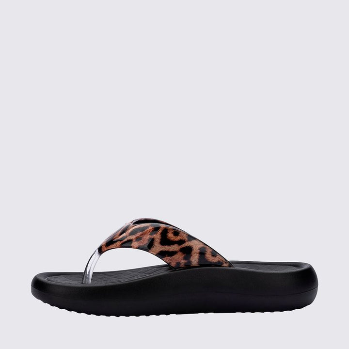 Chinelo adulto Melissa Station Flip Flop na cor preta, com acabamento fosco e design minimalista. Feito em material Melflex, leve, macio e confortável, possui tiras finas que garantem um calce prático e seguro. Solado rasteiro e antiderrapante, perfeito para compor looks casuais, modernos e versáteis. Ideal para uso diário, praia ou piscina.
