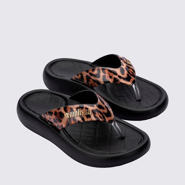 Chinelo adulto Melissa Station Flip Flop na cor preta, com acabamento fosco e design minimalista. Feito em material Melflex, leve, macio e confortável, possui tiras finas que garantem um calce prático e seguro. Solado rasteiro e antiderrapante, perfeito para compor looks casuais, modernos e versáteis. Ideal para uso diário, praia ou piscina.
