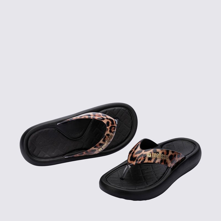 Chinelo adulto Melissa Station Flip Flop na cor preta, com acabamento fosco e design minimalista. Feito em material Melflex, leve, macio e confortável, possui tiras finas que garantem um calce prático e seguro. Solado rasteiro e antiderrapante, perfeito para compor looks casuais, modernos e versáteis. Ideal para uso diário, praia ou piscina.