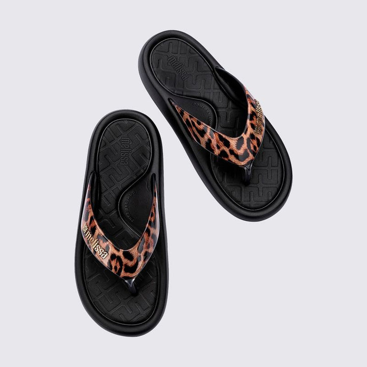 Chinelo adulto Melissa Station Flip Flop na cor preta, com acabamento fosco e design minimalista. Feito em material Melflex, leve, macio e confortável, possui tiras finas que garantem um calce prático e seguro. Solado rasteiro e antiderrapante, perfeito para compor looks casuais, modernos e versáteis. Ideal para uso diário, praia ou piscina.