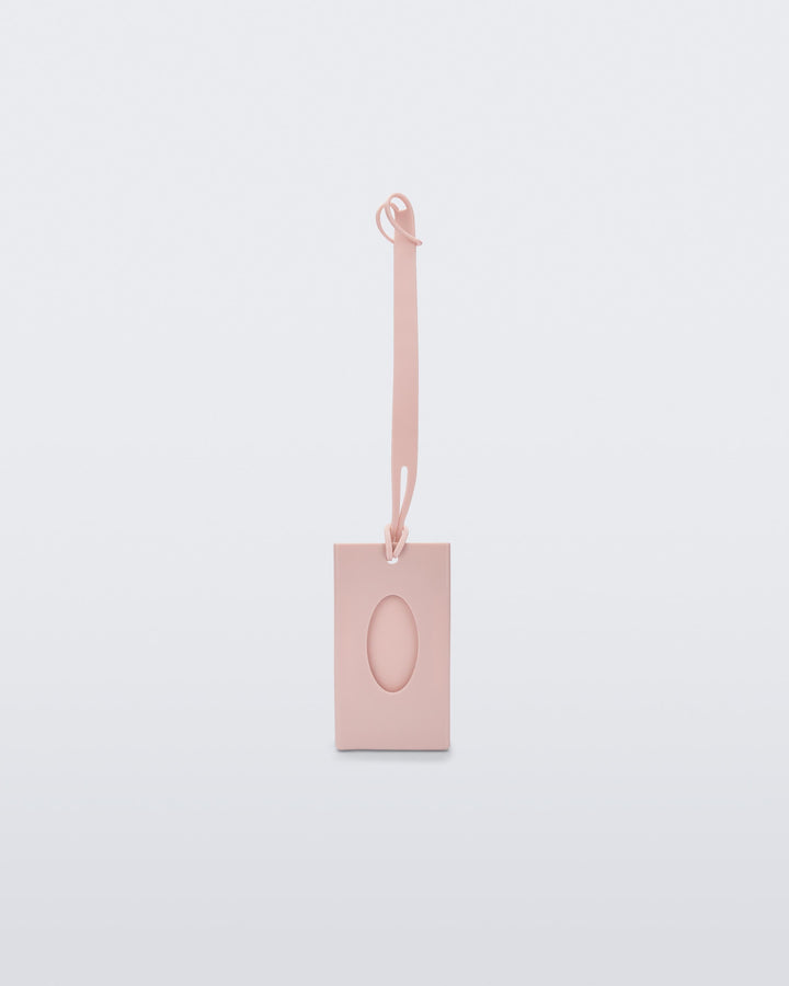 Tag de mala Melissa Station na cor rosa, com formato retangular, detalhe da marca em alto-relevo e alça ajustável – acessório funcional, resistente e estiloso para viagens.

Palavra-chave principal:
Melissa Station Tag

Palavras-chave relacionadas:
Tag de mala Melissa, Melissa 34467, tag rosa Melissa, acessório de viagem Melissa, etiqueta de bagagem, tag para mala feminina, Melissa funcional, tag com alça, tag resistente Melissa, tag personalizada Melissa