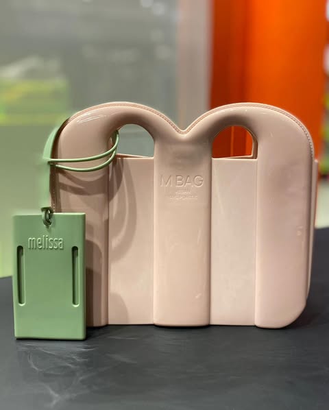 Tag de mala Melissa Station na cor rosa, com formato retangular, detalhe da marca em alto-relevo e alça ajustável – acessório funcional, resistente e estiloso para viagens.

Palavra-chave principal:
Melissa Station Tag

Palavras-chave relacionadas:
Tag de mala Melissa, Melissa 34467, tag rosa Melissa, acessório de viagem Melissa, etiqueta de bagagem, tag para mala feminina, Melissa funcional, tag com alça, tag resistente Melissa, tag personalizada Melissa