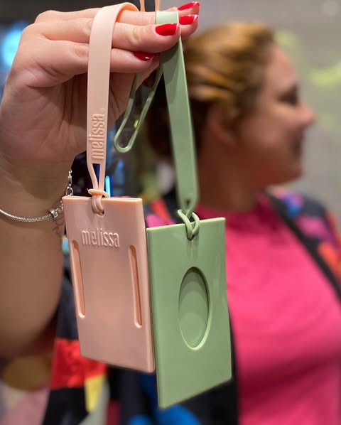 Tag de mala Melissa Station na cor rosa, com formato retangular, detalhe da marca em alto-relevo e alça ajustável – acessório funcional, resistente e estiloso para viagens.

Palavra-chave principal:
Melissa Station Tag

Palavras-chave relacionadas:
Tag de mala Melissa, Melissa 34467, tag rosa Melissa, acessório de viagem Melissa, etiqueta de bagagem, tag para mala feminina, Melissa funcional, tag com alça, tag resistente Melissa, tag personalizada Melissa