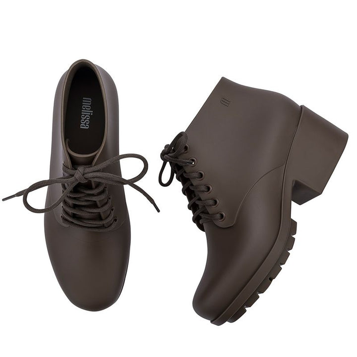 Bota coturno Melissa Stellar II na cor marrom Mundi com acabamento opaco, solado tratorado e cano médio – modelo casual e moderno para adultos.

Palavra-chave principal:
Melissa Stellar II

Palavras-chave relacionadas:
Melissa coturno
Bota coturno Melissa
Coturno Melissa marrom
Bota Melissa feminina
Melissa cano médio
Bota Melissa opaca
Melissa inverno 2025
Coturno vegano Melissa
Bota tratorada Melissa
Calçado feminino sustentável