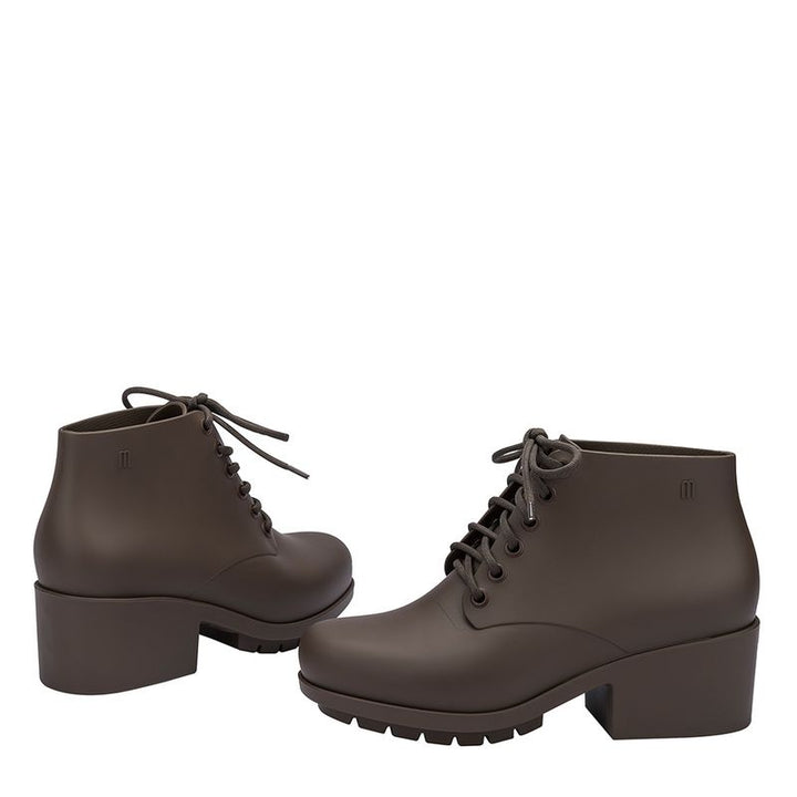 Bota coturno Melissa Stellar II na cor marrom Mundi com acabamento opaco, solado tratorado e cano médio – modelo casual e moderno para adultos.

Palavra-chave principal:
Melissa Stellar II

Palavras-chave relacionadas:
Melissa coturno
Bota coturno Melissa
Coturno Melissa marrom
Bota Melissa feminina
Melissa cano médio
Bota Melissa opaca
Melissa inverno 2025
Coturno vegano Melissa
Bota tratorada Melissa
Calçado feminino sustentável