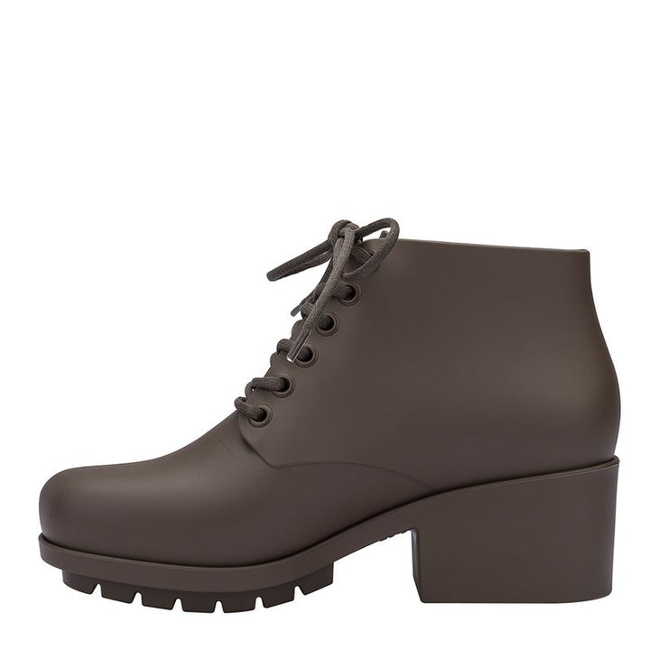 Bota coturno Melissa Stellar II na cor marrom Mundi com acabamento opaco, solado tratorado e cano médio – modelo casual e moderno para adultos.

Palavra-chave principal:
Melissa Stellar II

Palavras-chave relacionadas:
Melissa coturno
Bota coturno Melissa
Coturno Melissa marrom
Bota Melissa feminina
Melissa cano médio
Bota Melissa opaca
Melissa inverno 2025
Coturno vegano Melissa
Bota tratorada Melissa
Calçado feminino sustentável