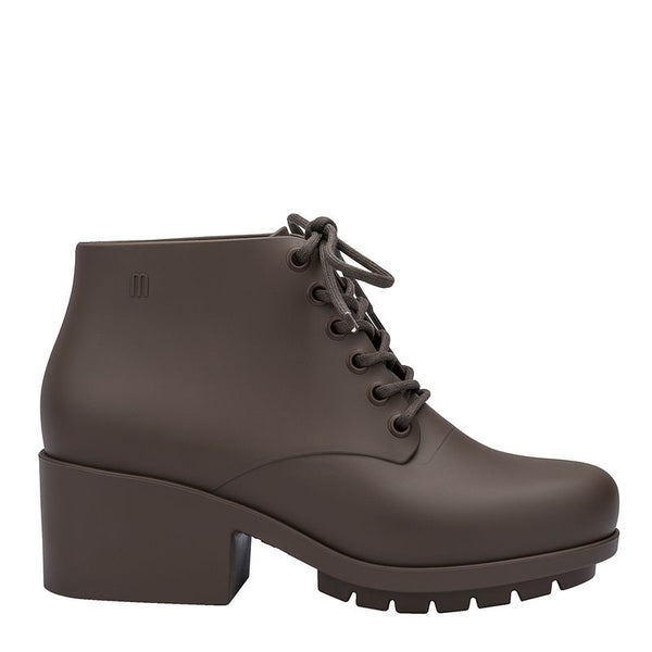 Bota coturno Melissa Stellar II na cor marrom Mundi com acabamento opaco, solado tratorado e cano médio – modelo casual e moderno para adultos.

Palavra-chave principal:
Melissa Stellar II

Palavras-chave relacionadas:
Melissa coturno
Bota coturno Melissa
Coturno Melissa marrom
Bota Melissa feminina
Melissa cano médio
Bota Melissa opaca
Melissa inverno 2025
Coturno vegano Melissa
Bota tratorada Melissa
Calçado feminino sustentável