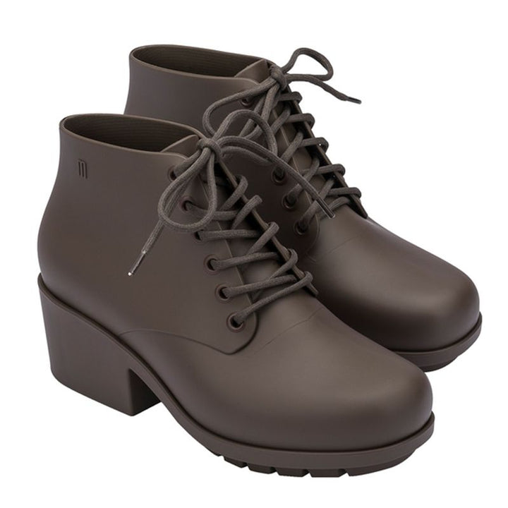 Bota coturno Melissa Stellar II na cor marrom Mundi com acabamento opaco, solado tratorado e cano médio – modelo casual e moderno para adultos.

Palavra-chave principal:
Melissa Stellar II

Palavras-chave relacionadas:
Melissa coturno
Bota coturno Melissa
Coturno Melissa marrom
Bota Melissa feminina
Melissa cano médio
Bota Melissa opaca
Melissa inverno 2025
Coturno vegano Melissa
Bota tratorada Melissa
Calçado feminino sustentável