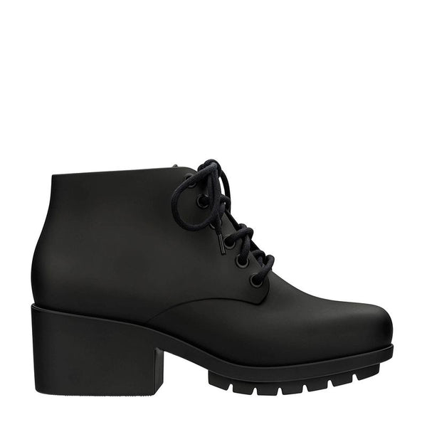 Bota coturno Melissa Stellar II preta com acabamento fosco, cano médio e solado tratorado – calçado feminino moderno e versátil.

Palavra-chave principal:
Melissa Stellar II

Palavras-chave relacionadas:
Melissa coturno
Bota coturno Melissa
Coturno Melissa preto
Bota Melissa feminina
Melissa cano médio
Bota Melissa fosca
Bota tratorada Melissa
Melissa inverno 2025
Coturno vegano Melissa
Bota preta Melissa