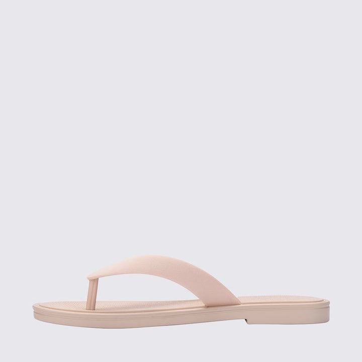 chinelo, com acabamento fosco e feito em Melflex, é superconfortável, resistente e ideal para o dia a dia — desde um passeio no parque até aquele almoço de domingo em família. 