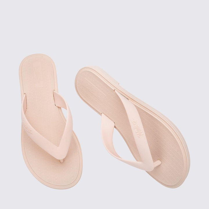 chinelo, com acabamento fosco e feito em Melflex, é superconfortável, resistente e ideal para o dia a dia — desde um passeio no parque até aquele almoço de domingo em família. 