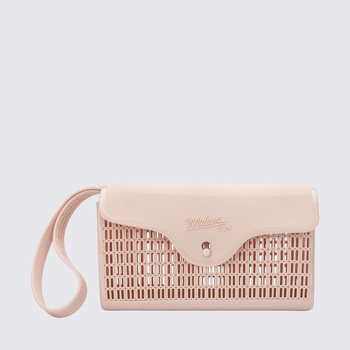  bolsa bege que acompanha é um show à parte: compacta, mas espaçosa, com 1 litro de capacidade, perfeita para carregar os itens essenciais com estilo.