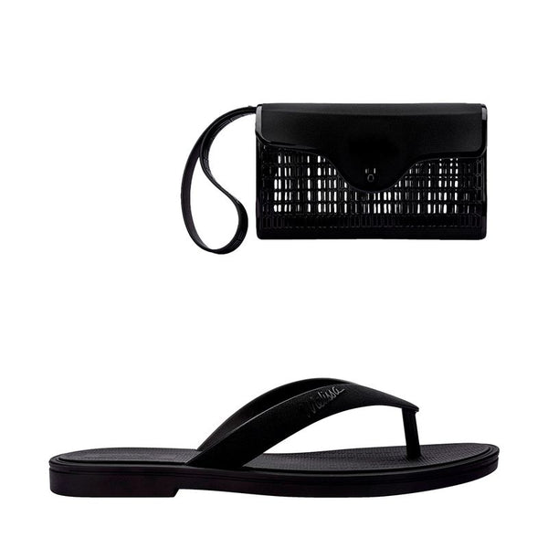chinelo preto, feito com Melflex e acabamento fosco, é perfeito para usar o dia todo, com máximo conforto e estilo. Já a bolsa de mão, também em preto, tem capacidade de 1 litro e o tamanho ideal pra carregar os seus essenciais com organização e muito charme.