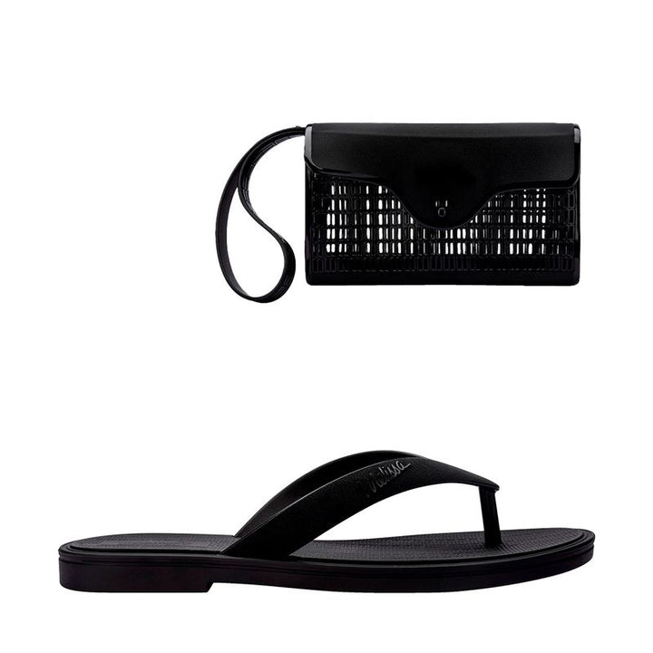 chinelo preto, feito com Melflex e acabamento fosco, é perfeito para usar o dia todo, com máximo conforto e estilo. Já a bolsa de mão, também em preto, tem capacidade de 1 litro e o tamanho ideal pra carregar os seus essenciais com organização e muito charme.