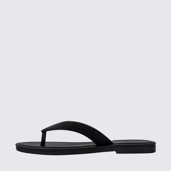 chinelo preto, feito com Melflex e acabamento fosco, é perfeito para usar o dia todo, com máximo conforto e estilo.
