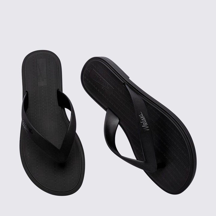 chinelo preto, feito com Melflex e acabamento fosco, é perfeito para usar o dia todo, com máximo conforto e estilo.
