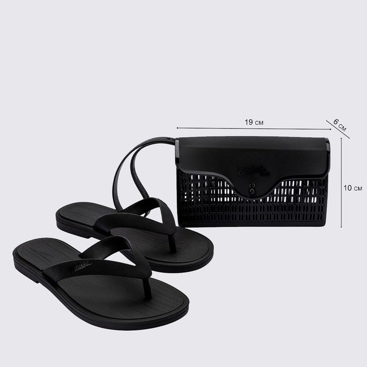 chinelo preto, feito com Melflex e acabamento fosco, é perfeito para usar o dia todo, com máximo conforto e estilo. Já a bolsa de mão, também em preto, tem capacidade de 1 litro e o tamanho ideal pra carregar os seus essenciais com organização e muito charme.