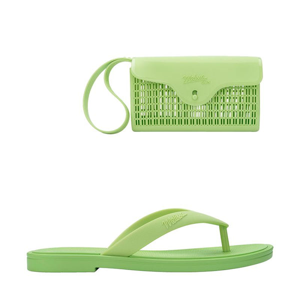 Melissa Sun Aurora Chinelo Adulto Verde + Bolsa 36060 é o tipo de combo que simplifica a vida sem deixar o glamour de lado. Com visual moderno e acabamento fosco