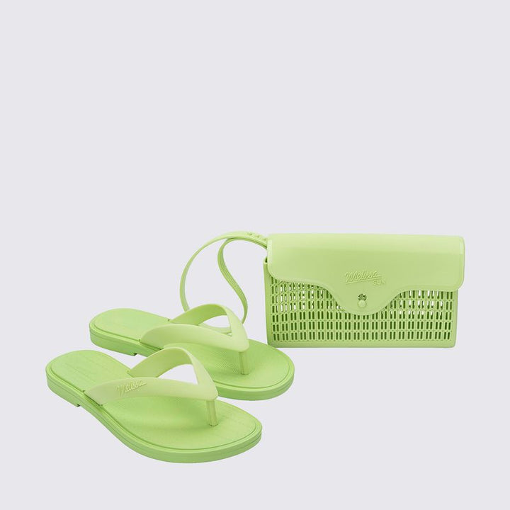 Melissa Sun Aurora Chinelo Adulto Verde + Bolsa 36060 é o tipo de combo que simplifica a vida sem deixar o glamour de lado. Com visual moderno e acabamento fosco