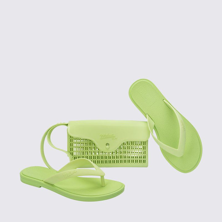 Melissa Sun Aurora Chinelo Adulto Verde + Bolsa 36060 é o tipo de combo que simplifica a vida sem deixar o glamour de lado. Com visual moderno e acabamento fosco
