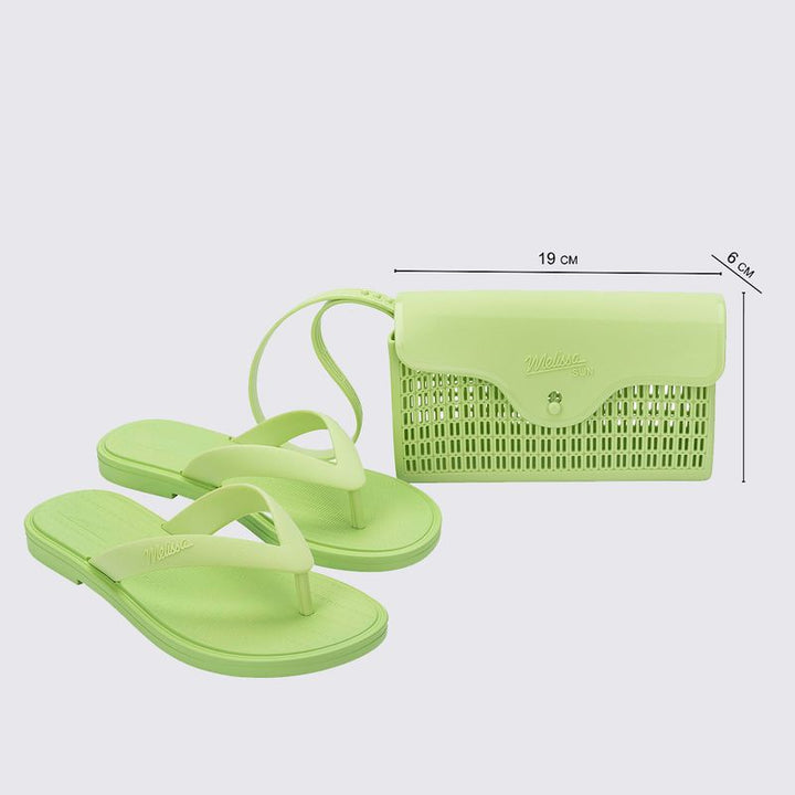 Melissa Sun Aurora Chinelo Adulto Verde + Bolsa 36060 é o tipo de combo que simplifica a vida sem deixar o glamour de lado. Com visual moderno e acabamento fosco