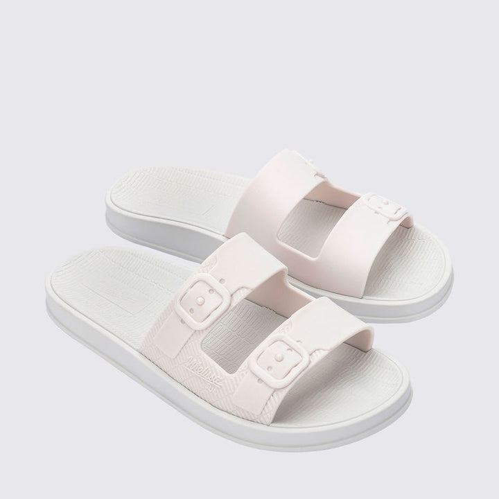 Sandália infantil Mini Melissa Mix com acabamento brilhante e translúcido, destacando um design moderno e delicado. Feita em material Melflex, leve e macio, com solado plataforma confortável, especialmente desenvolvido para crianças. O fechamento é prático e ajustável, facilitando o uso diário. Visual estiloso e fofo, perfeita para as pequenas curtirem com conforto e charme todos os momentos do dia.