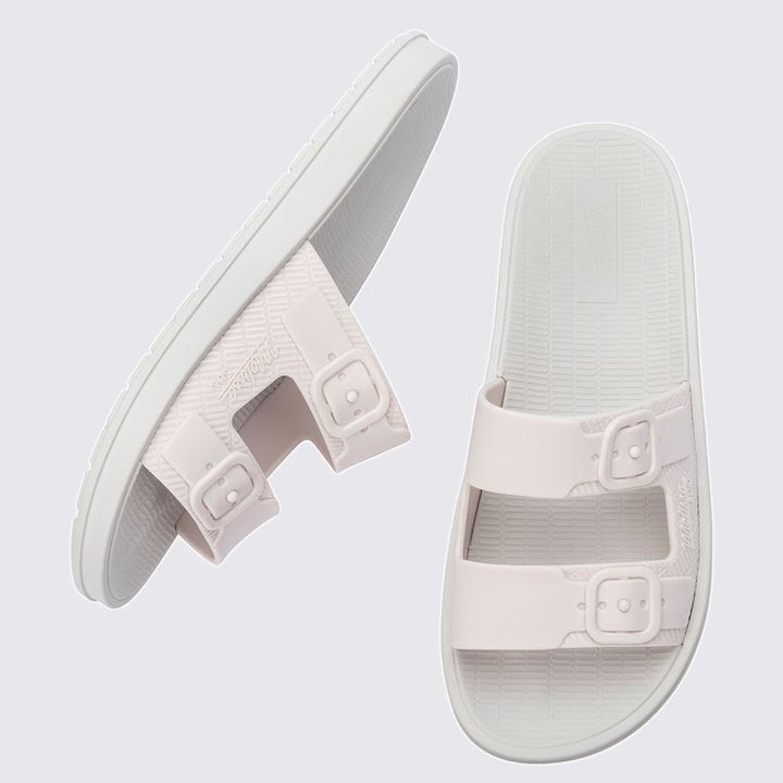 Sandália infantil Mini Melissa Mix com acabamento brilhante e translúcido, destacando um design moderno e delicado. Feita em material Melflex, leve e macio, com solado plataforma confortável, especialmente desenvolvido para crianças. O fechamento é prático e ajustável, facilitando o uso diário. Visual estiloso e fofo, perfeita para as pequenas curtirem com conforto e charme todos os momentos do dia.