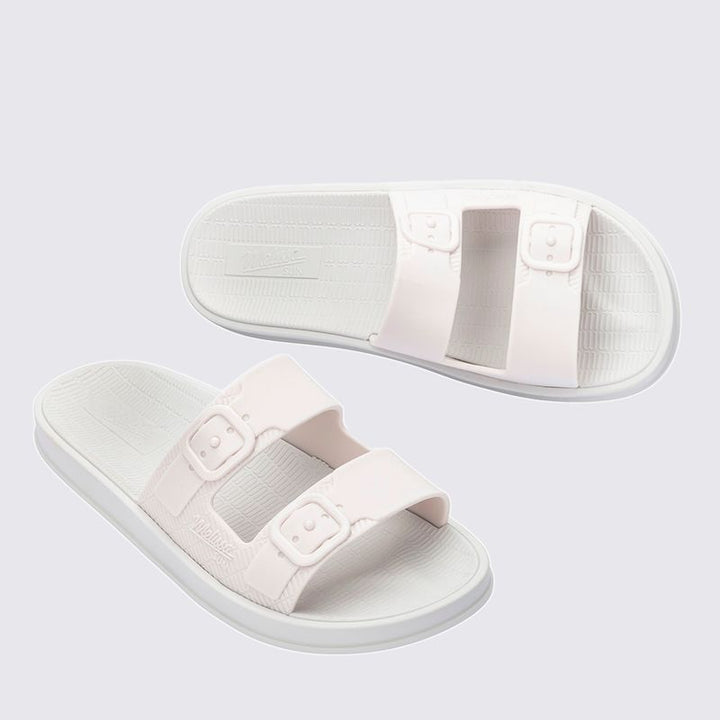 Sandália infantil Mini Melissa Mix com acabamento brilhante e translúcido, destacando um design moderno e delicado. Feita em material Melflex, leve e macio, com solado plataforma confortável, especialmente desenvolvido para crianças. O fechamento é prático e ajustável, facilitando o uso diário. Visual estiloso e fofo, perfeita para as pequenas curtirem com conforto e charme todos os momentos do dia.