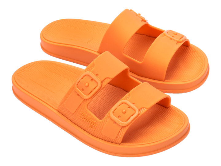 Sandália feminina Melissa Kick Off com acabamento fosco e visual monocromático. Possui solado plataforma robusto com design tratorado, tiras largas cruzadas sobre o pé e fechamento ajustável por velcro. Modelo moderno e urbano, perfeito para looks estilosos, confortáveis e descontraídos.